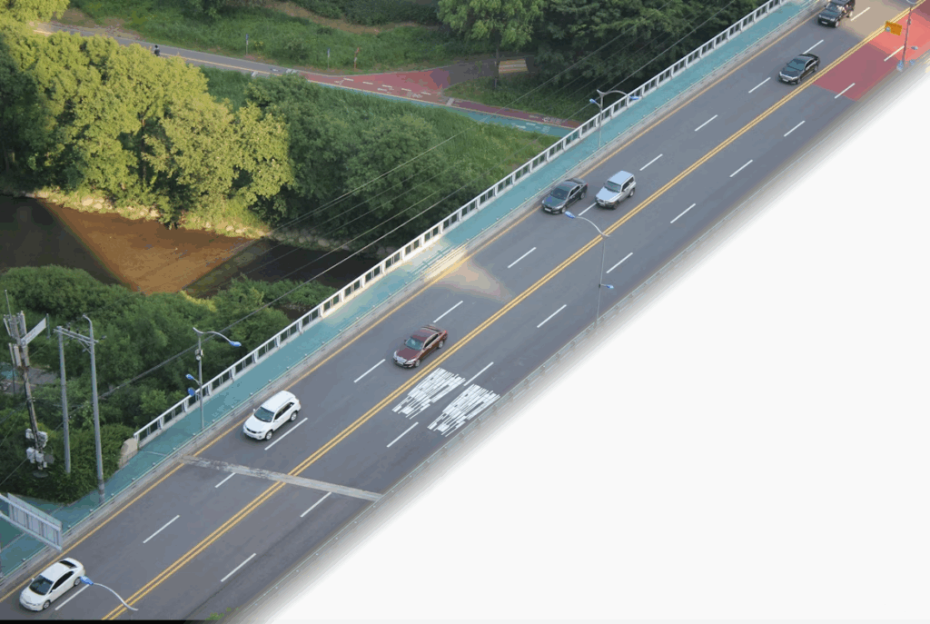 Autos fahren auf einer Brücke, was die Bedeutung von Fahrzeugortung für effiziente Ortungslösungen unterstreicht.