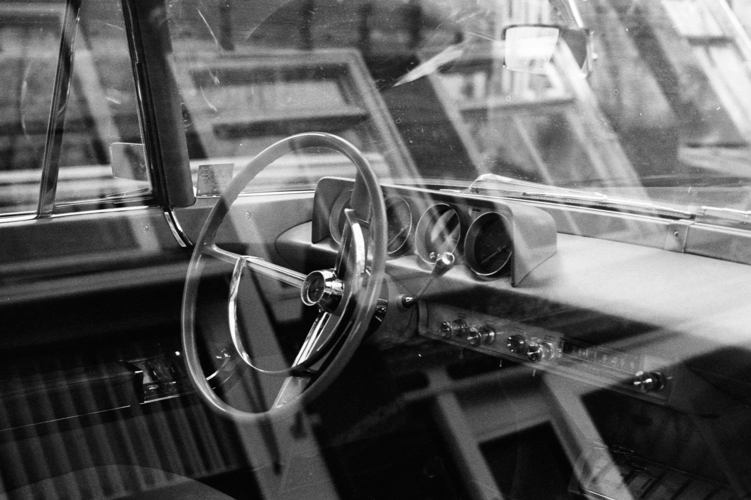 Ein stilvolles Vintage-Auto-Armaturenbrett, das an innovative GPS Ortungslösungen für klassische Fahrzeuge erinnert.