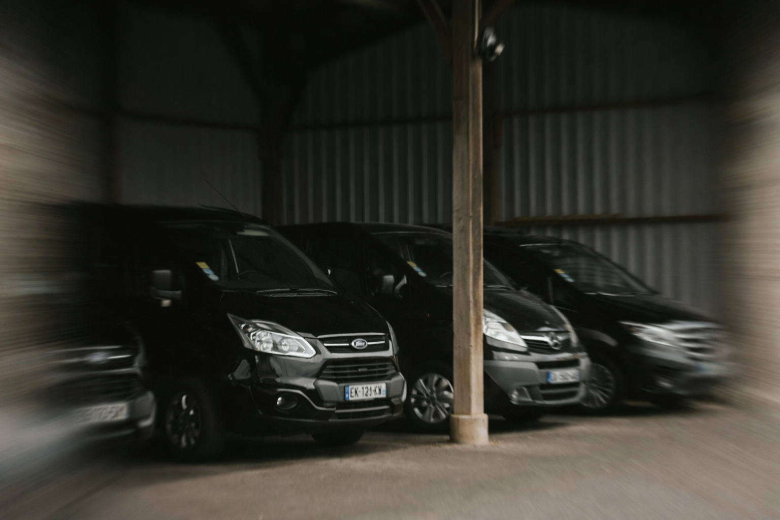 Mehrere schwarze Fahrzeuge stehen in einer Halle, ideal für GPS Ortung und effiziente Fahrzeugortung.