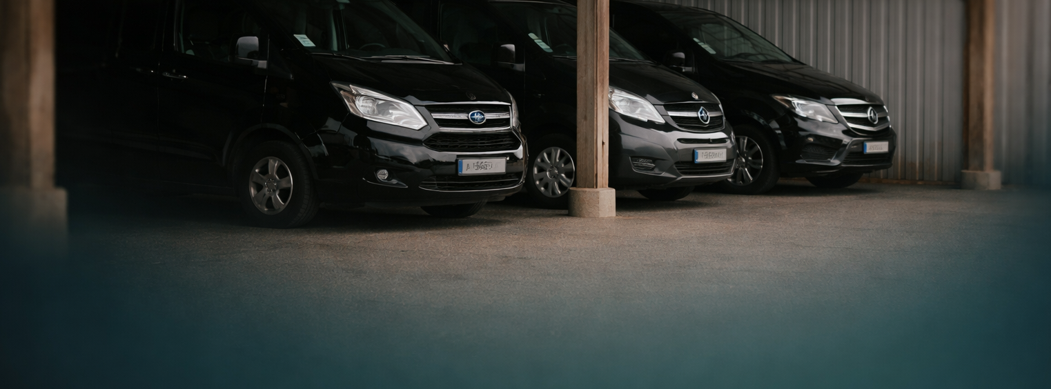Drei schwarze Fahrzeuge stehen in einer Halle, bereit für die effiziente Fahrzeugortung mit modernen GPS-Lösungen.